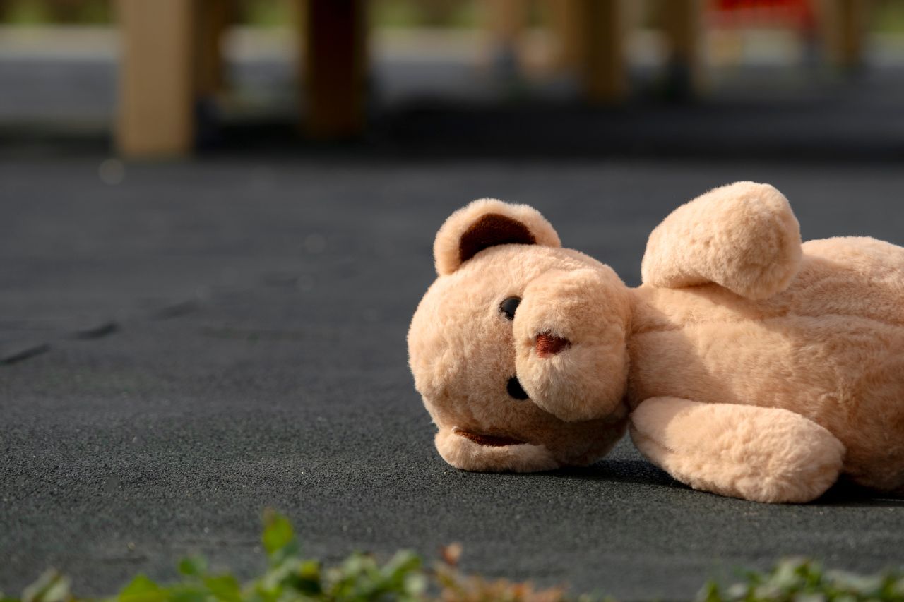 Niños desaparecidos dejan en la calle a osito de peluche