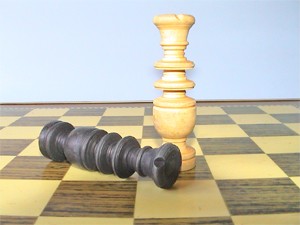 reinas en jaque mate en tablero de ajedrez
