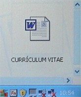 archivo word llamado curriculum vitae en el escritorio del ordenador