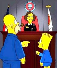 Abogados y detectives. Homer y Bart Simpson acusandose mutuamente delante de una juez