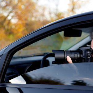 Detective fotografiando desde el coche la tragedia en halloween
