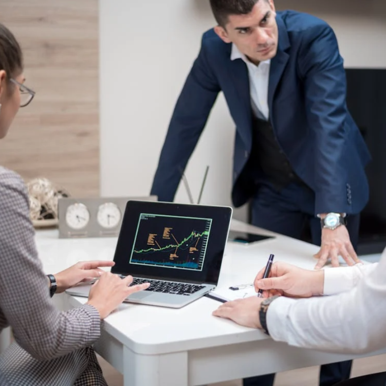 una empresa haciendo una reunión sobre inteligencia competitiva