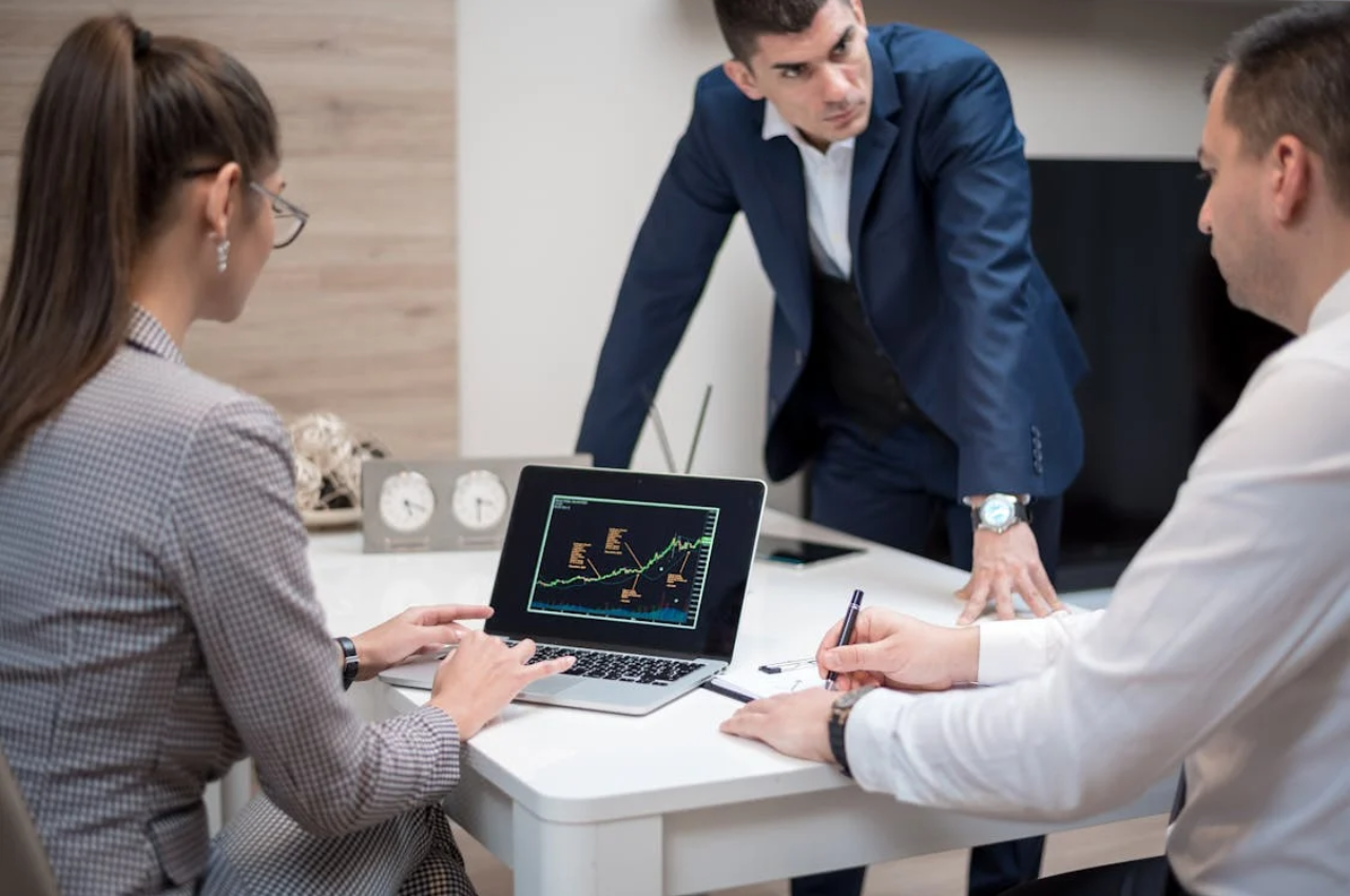 una empresa haciendo una reunión sobre inteligencia competitiva